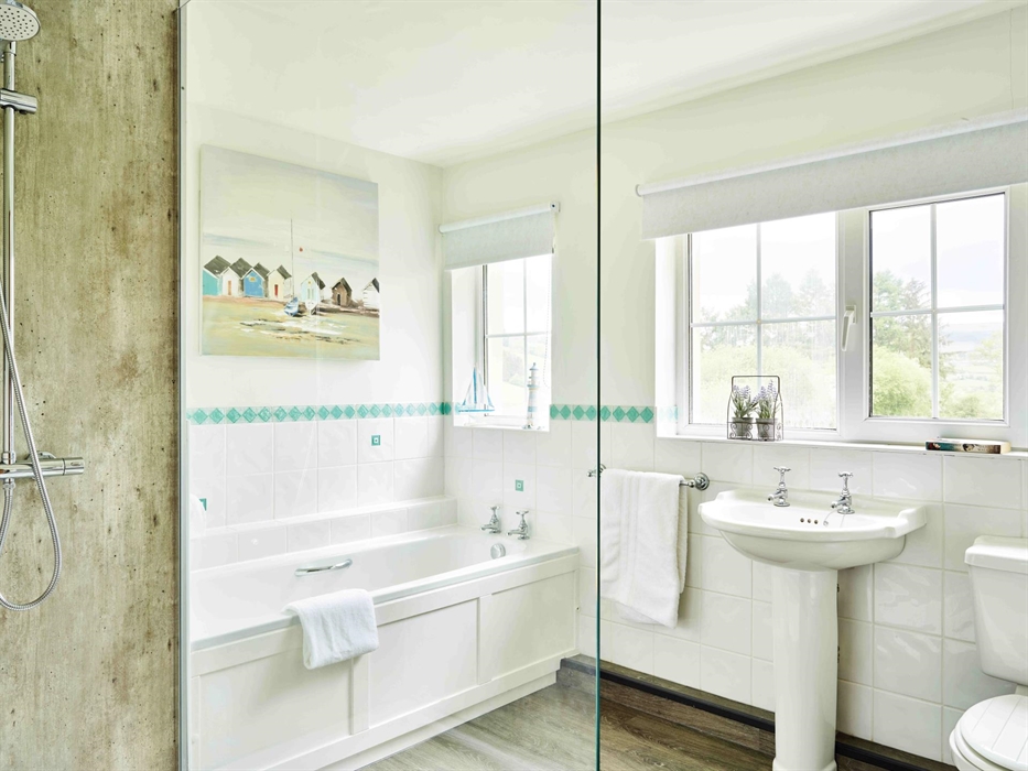 Onnen Fawr Farmhouse Main Family Bathroom