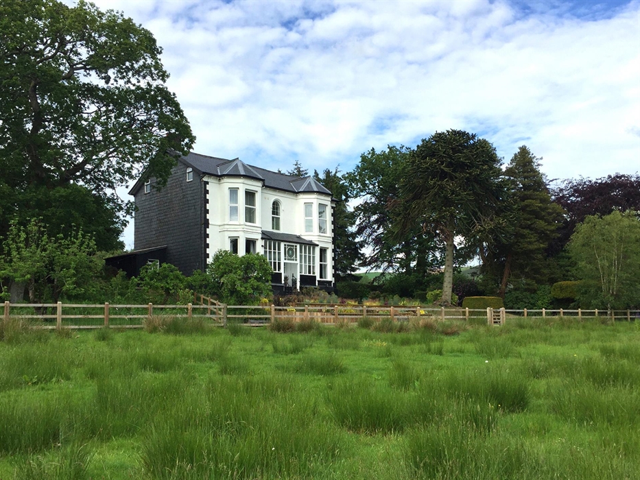 The Royston is a unique, laid back, 7-room contemporary guest house on the outskirts of Llanbrynmair in the heart of Mid Wales.