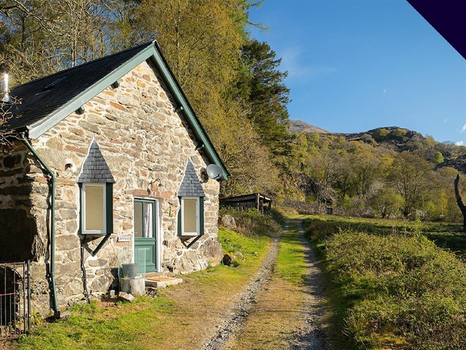 Setting of Bwythyn Mai