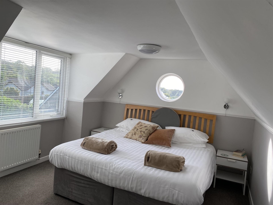 Superking or twin bed with ensuite shower