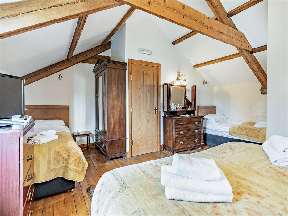 Room 6 (sleeps 4), superking, 2 singles + ensuite