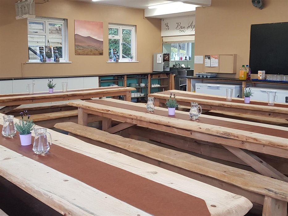 Parkwood Outdoors Dolygaer - The Lodge kitchen and dining area