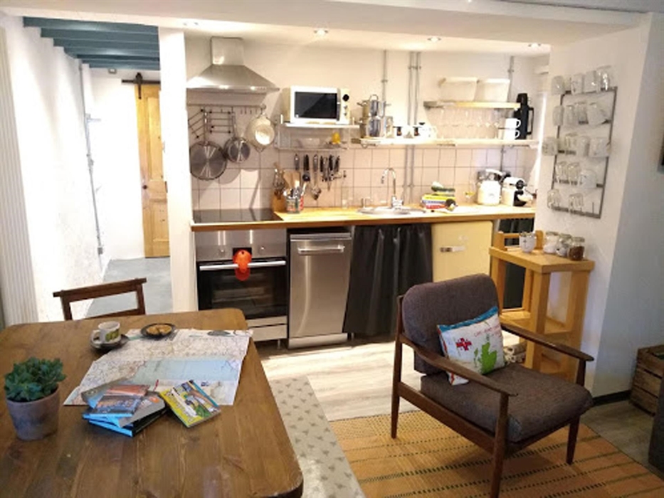 Well equipped kitchen in Farmhand Cottage.