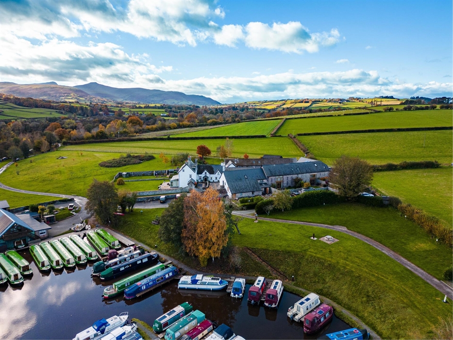 Ty Newydd has a stunning location in the Brecon Beacons on the edge of the Mon and Brec Canal
