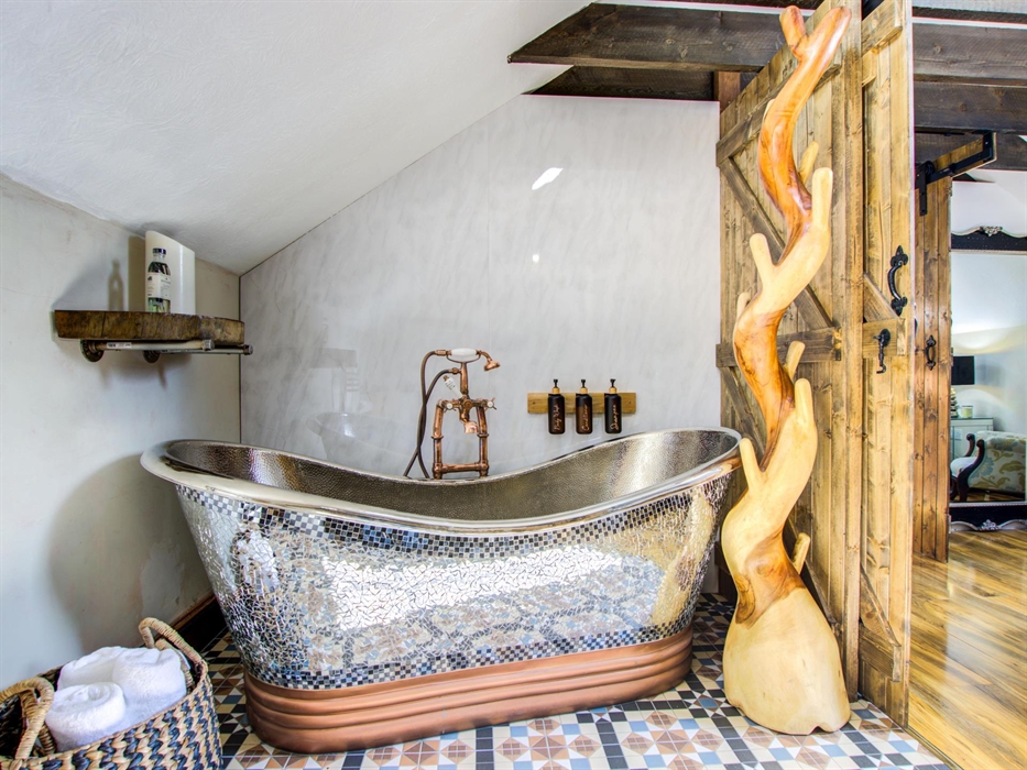 Soak and listen to your music in this beautiful tub