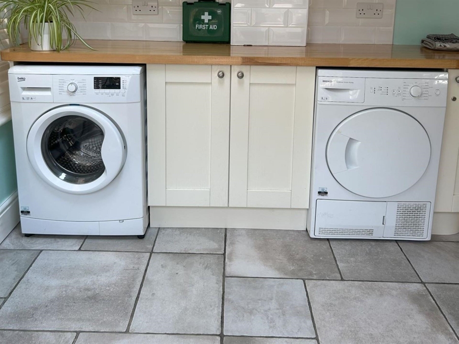 Beautifully appointed 6 bed 3bedroom holiday cottage Near North Wales Coast with beautiful fully equipped kitchen with washing machine and tumble drye