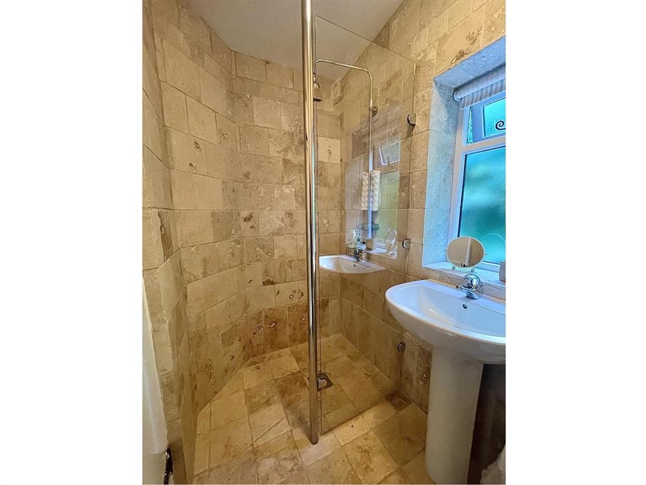Top Barn - fully tiled wetroom