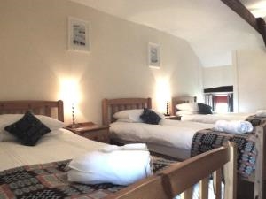 Bedroom with 3 single beds