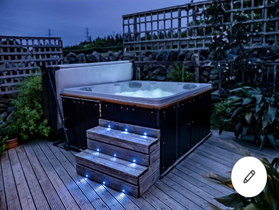 Private Hot tub on decking for Beudy Mawr cottage only
