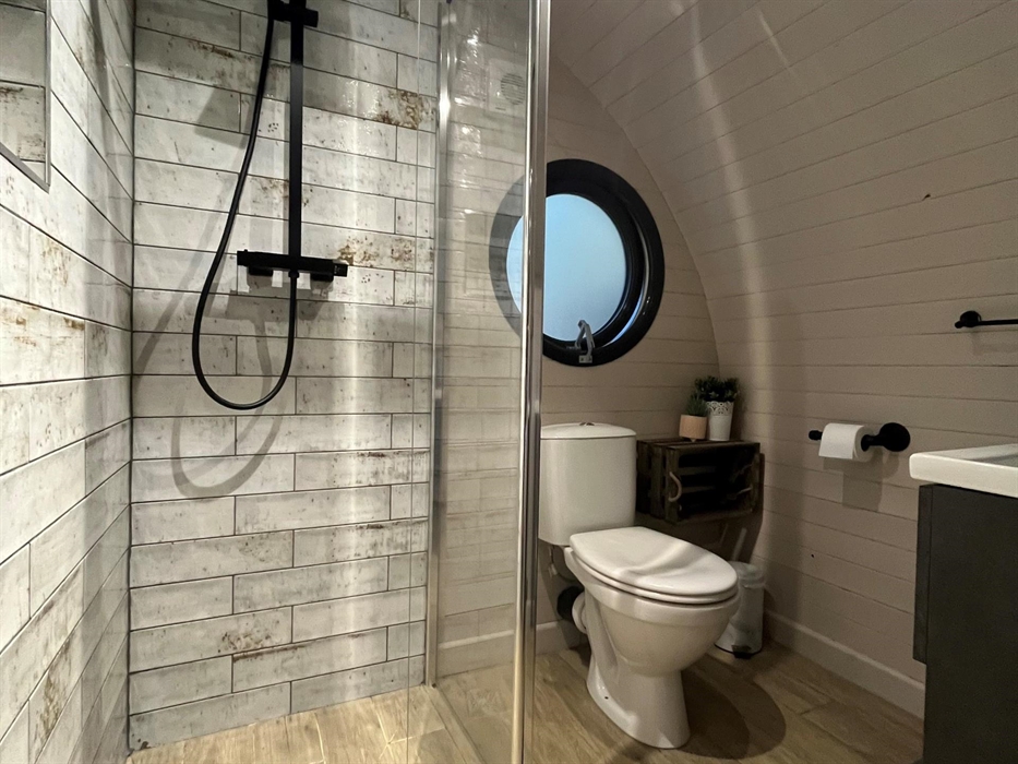 Sleep 4 guests. Outside cinema screen, hot tub, and pet friendly