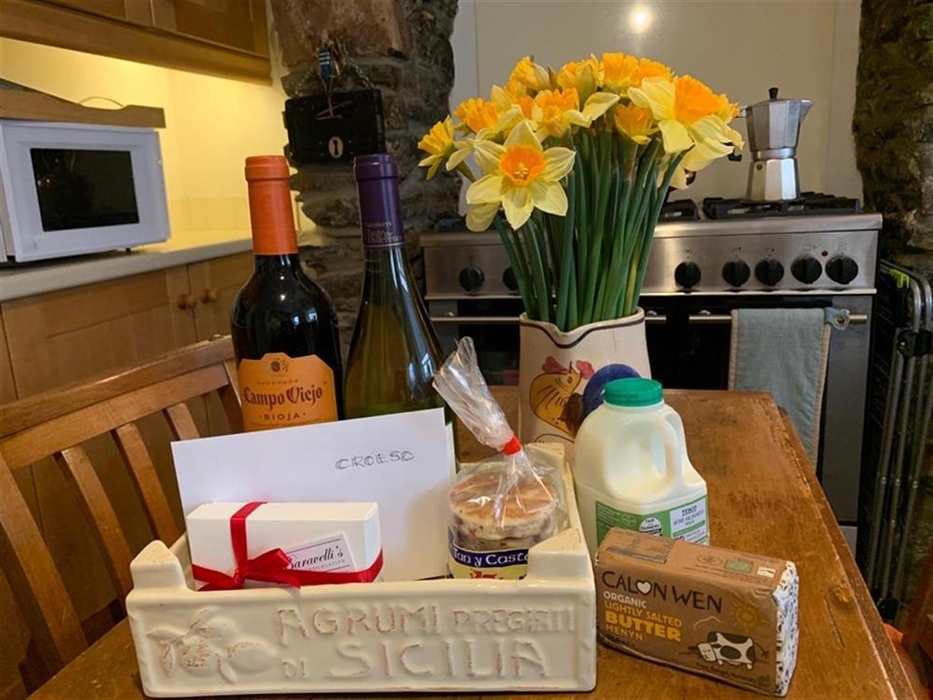 A wonderful welcome try is supplied with every booking, an assortment of local produce and flowers.