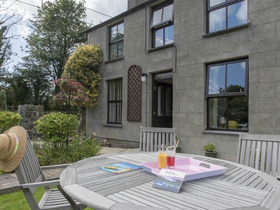 Drinks in the garden @LlwynBeuno Cottage