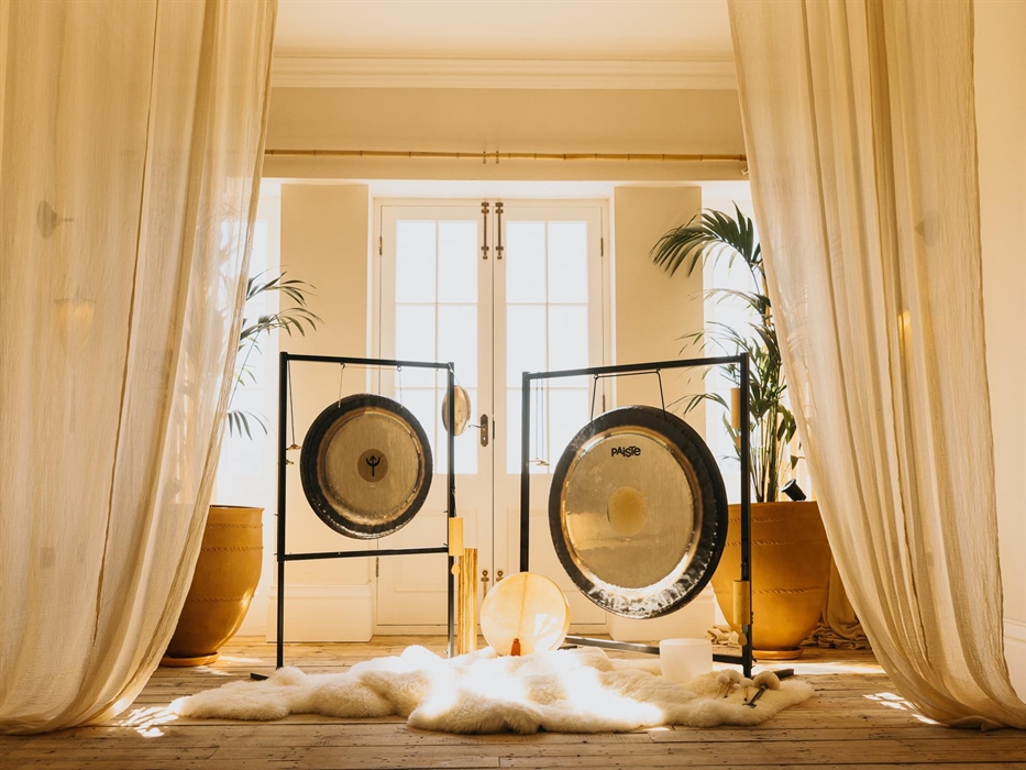 A large, light, and airy space, designed to be simple and versatile. Activities like movement, yoga, sound healing, and group work take place here.