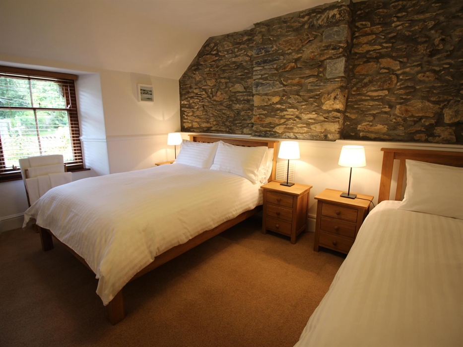 1 double bed and 1 single bed, En–suite shower room and toilet, First floor