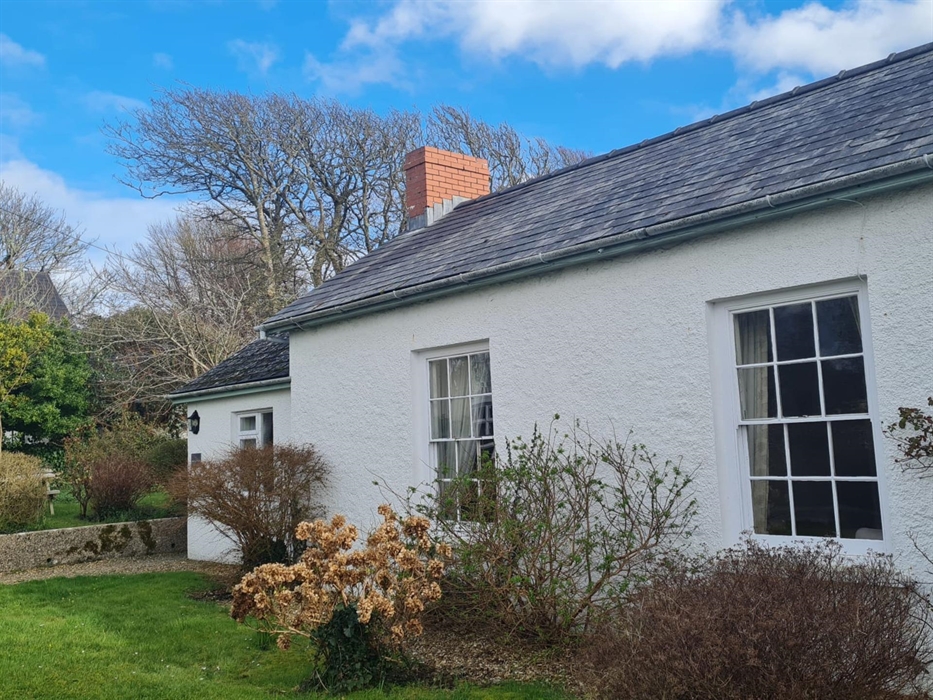 Picturesque May Tree Cottage situated in the heart of Manorbier village