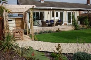 Thistleboon - garden with pergola & verandah