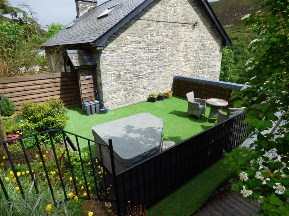 Relax in a self catering apartment with hot tub and enjoy the views of unspoilt countryside or starry skies.