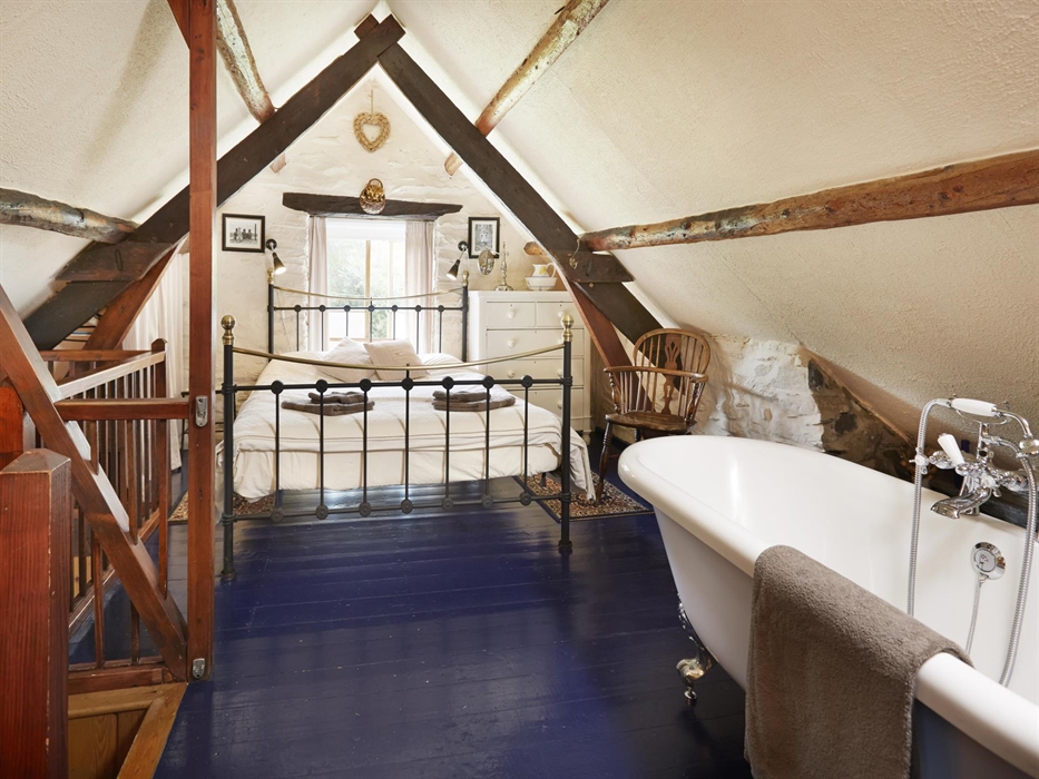 Y Cartws Romantic cosy cottage with very comfortable king size bed and double-ended roll-top bath