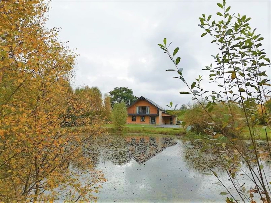Lapwing Lodge is set in 1 acre of grounds, with lake views to the front and views across pasture and hills to the rear.  There is ample parking for 4
