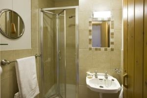 Glyndwr Shower Room