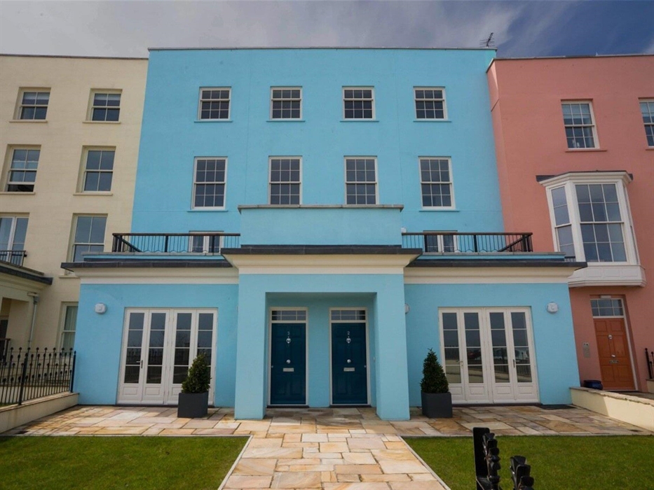 Building housing holiday accommodation at apartment 5 Court House in Tenby showing large exterior balcony