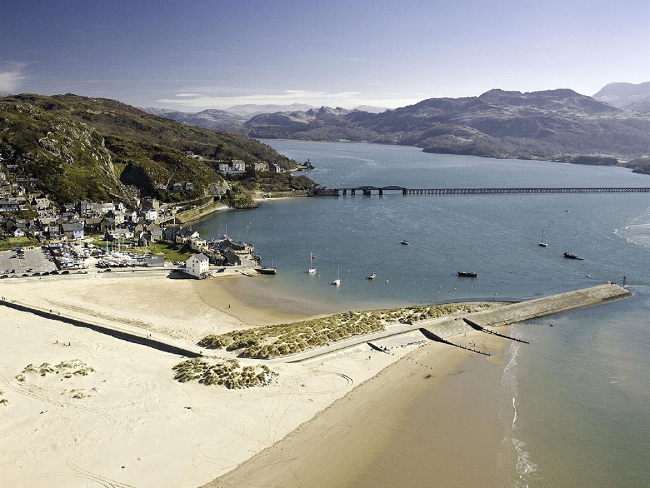 Sunny Barmouth, where the mountains meet  the sea!