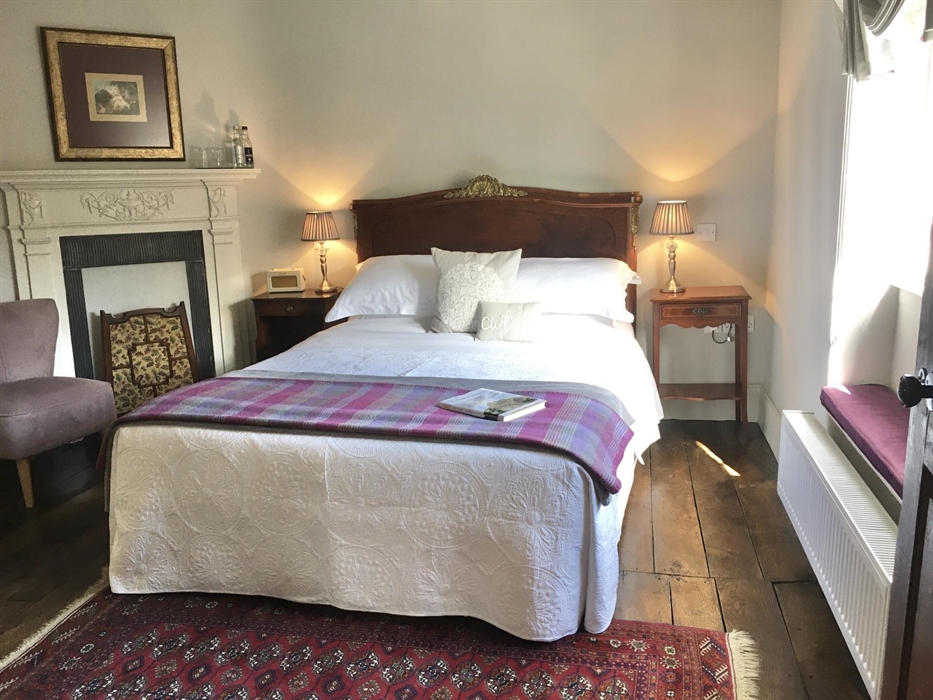 The Arthur Room has a king size bed, contemporary art and a fine antique handwoven rug. Beds come with Egyptian cotton bed linen and snuggly duvets.