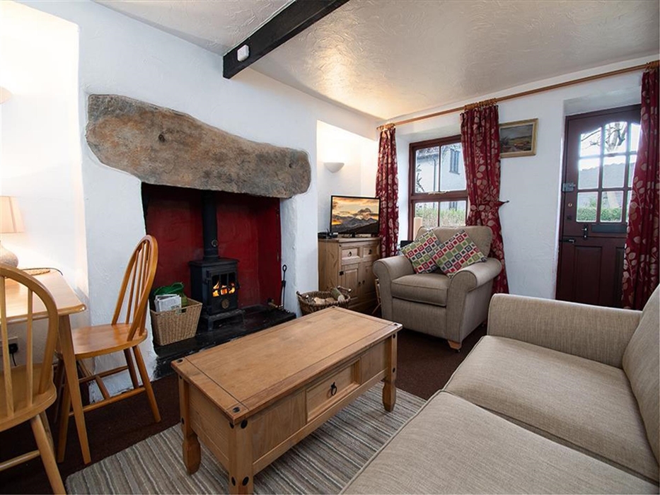 Y Bwthyn Llanberis has seating for 3, log burner and dining table