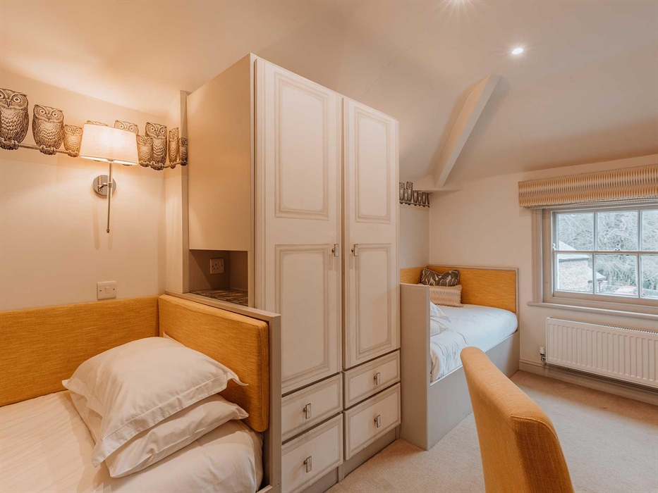 The Leslie Suite – Oboe

Oboe is the twin room of the Leslie suite.  The room overlooks the courtyard and is decorated with vibrant yellow and greys