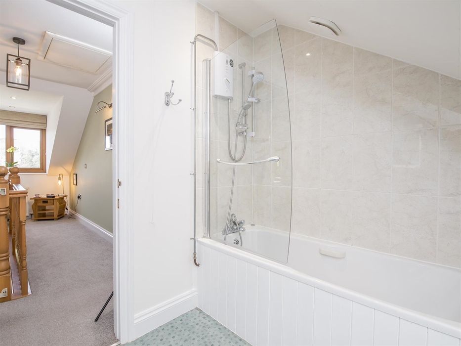 Main Bathroom & Landing