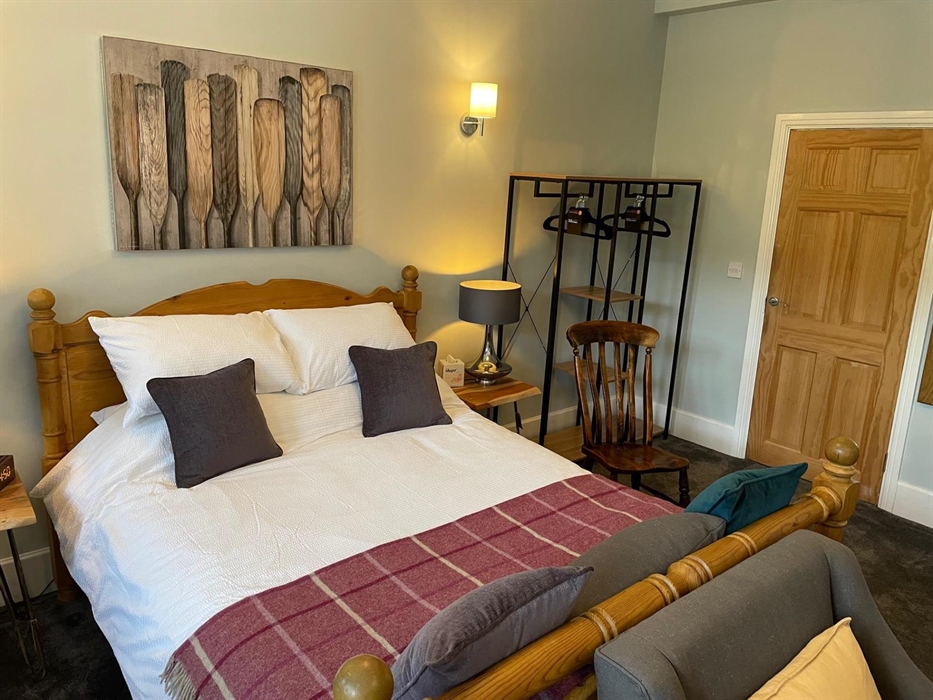 lovely kingsize bed with crisp bedding