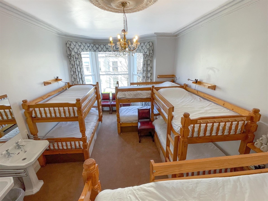 Beautiful private room, first floor, shared communal shower/wc a few steps from the room down the hallway.  Egyptian cotton bedding.  Complimentary be