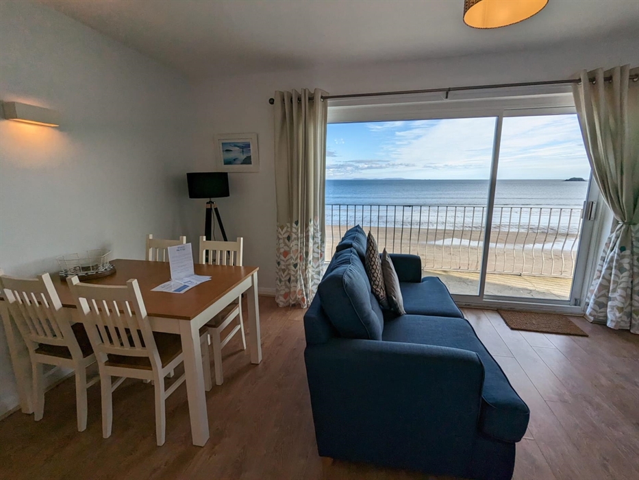 Living/diner with balcony