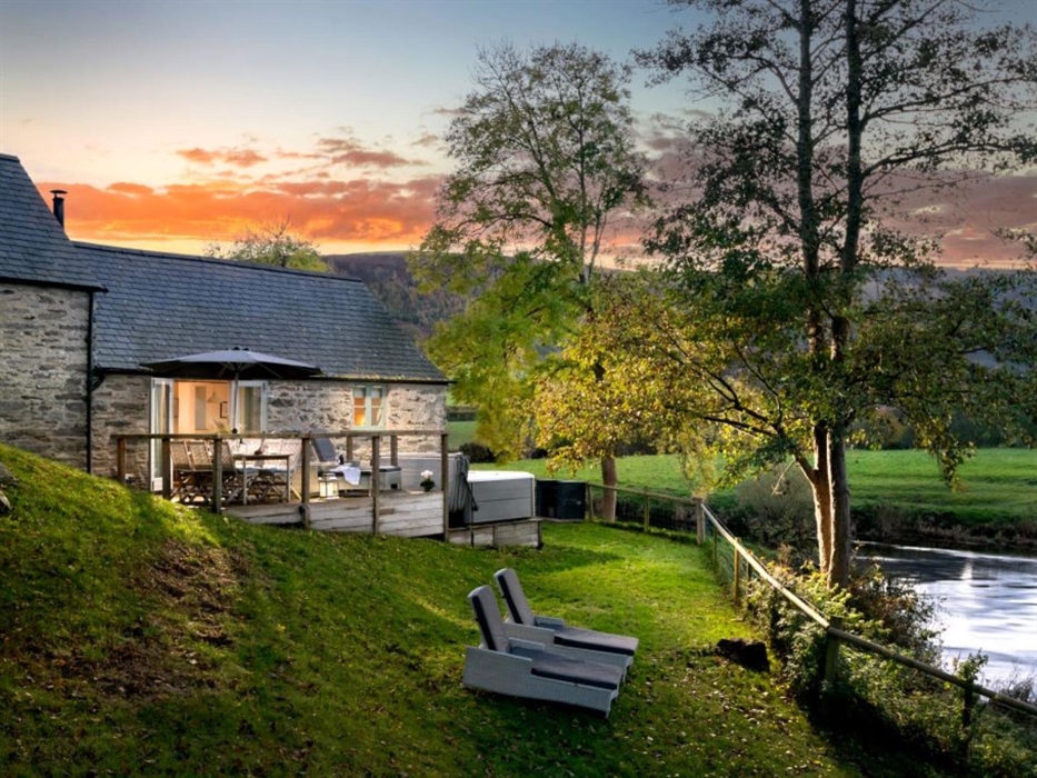 As the sun goes down the warmth of the log fire entices you into the cosy cottage