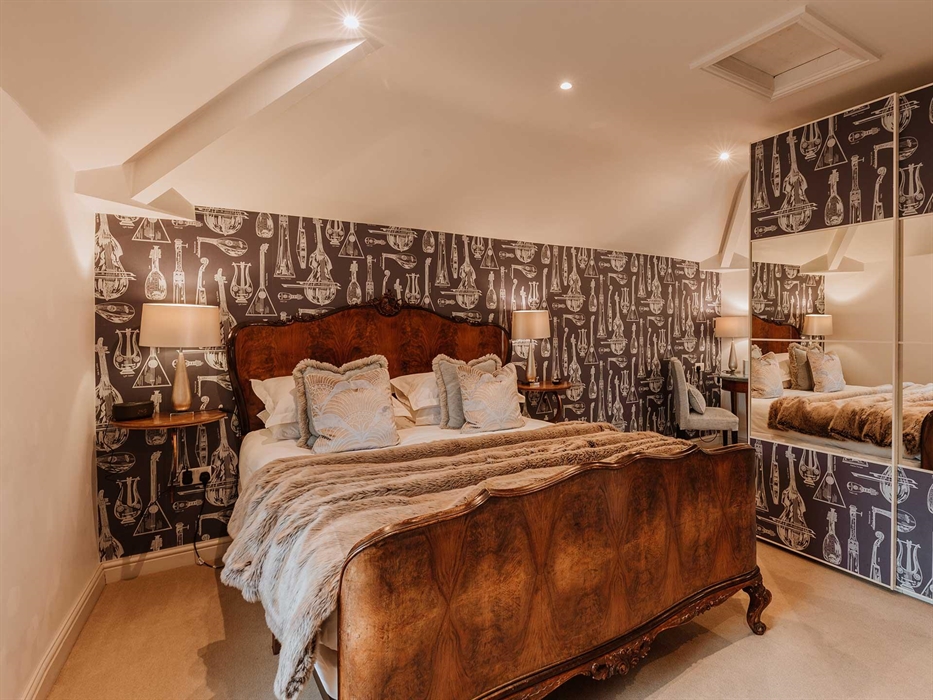 The Leslie Suite – Cello

Cello is the very spacious double room of the Leslie Suite.  The room looks out onto the courtyard to the right and specta