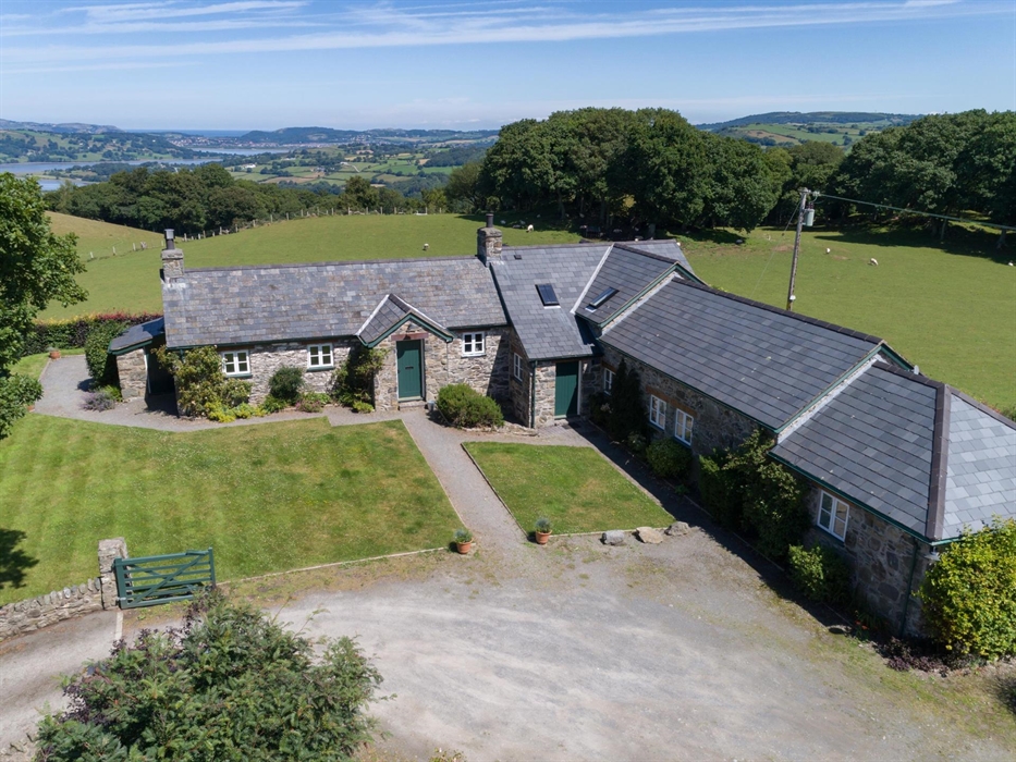 Holiday Cottage - Sleeps 8 - Self Catering