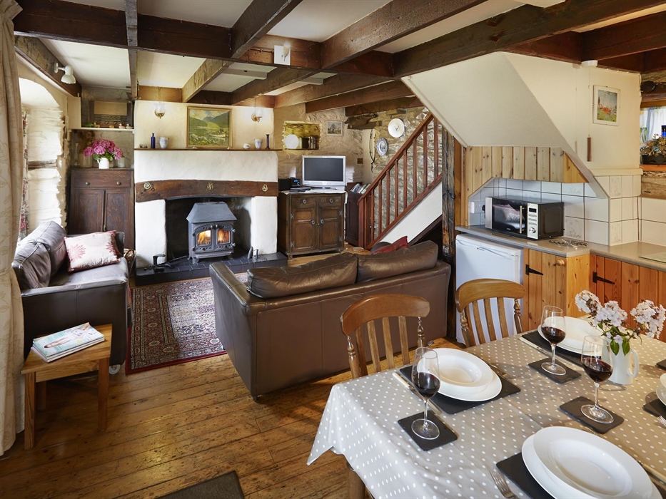 Y Beudy is a traditional Welsh Cottage by the seaside at Llangrannog