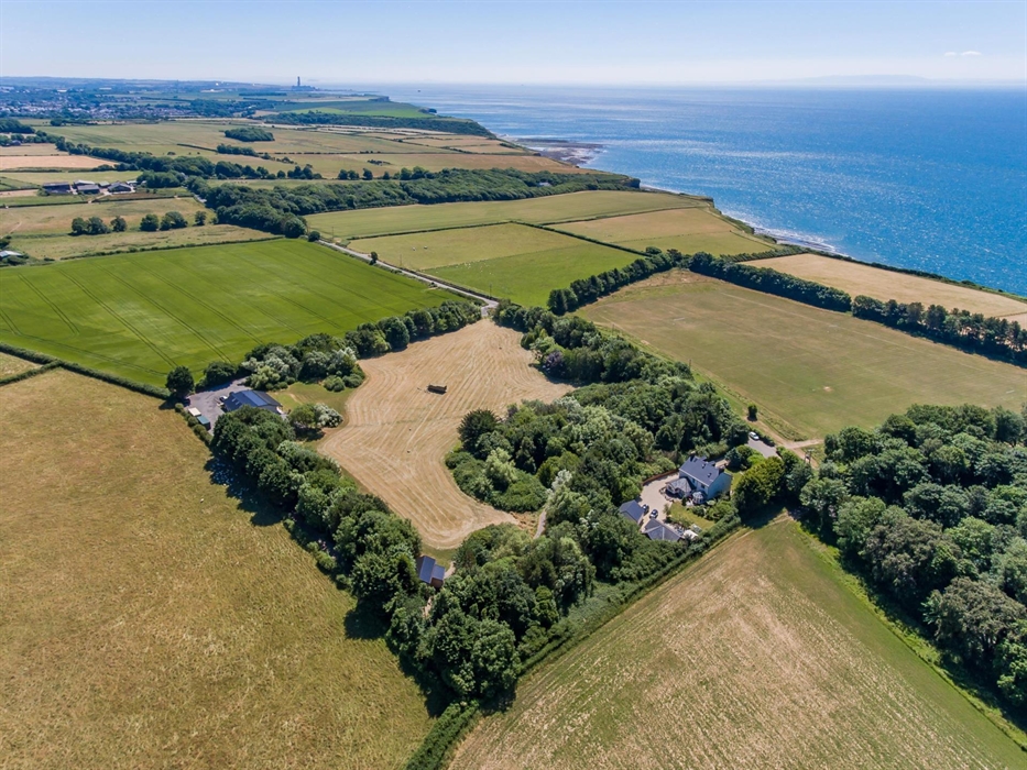 Tresilian wood is 7.5 acres with the sea only two fields away. Hide has direct access to the Glamorgan Heritage Coastline, the Welsh Coast Path.