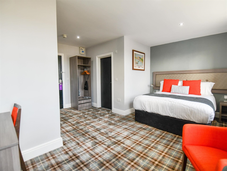 Designed for comfort and ease, this room features a generous layout, bold accents, and all the essentials for a relaxing stay. Ideal for unwinding aft