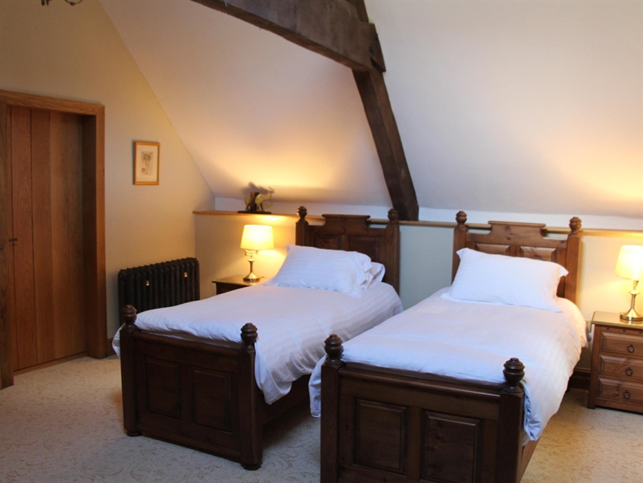 Twin room with two single beds (or superkingsize), Smart TV, Tea & Coffee making facilities, hairdryer and en suite bathroom with rainwater shower, un