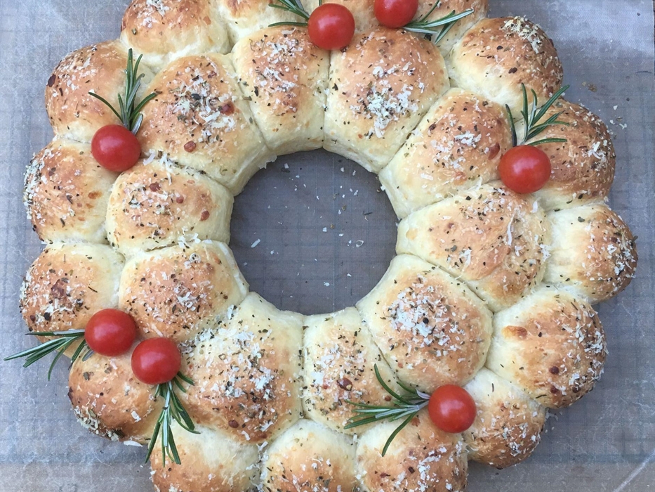 Cherry tomato and rosemary wreath