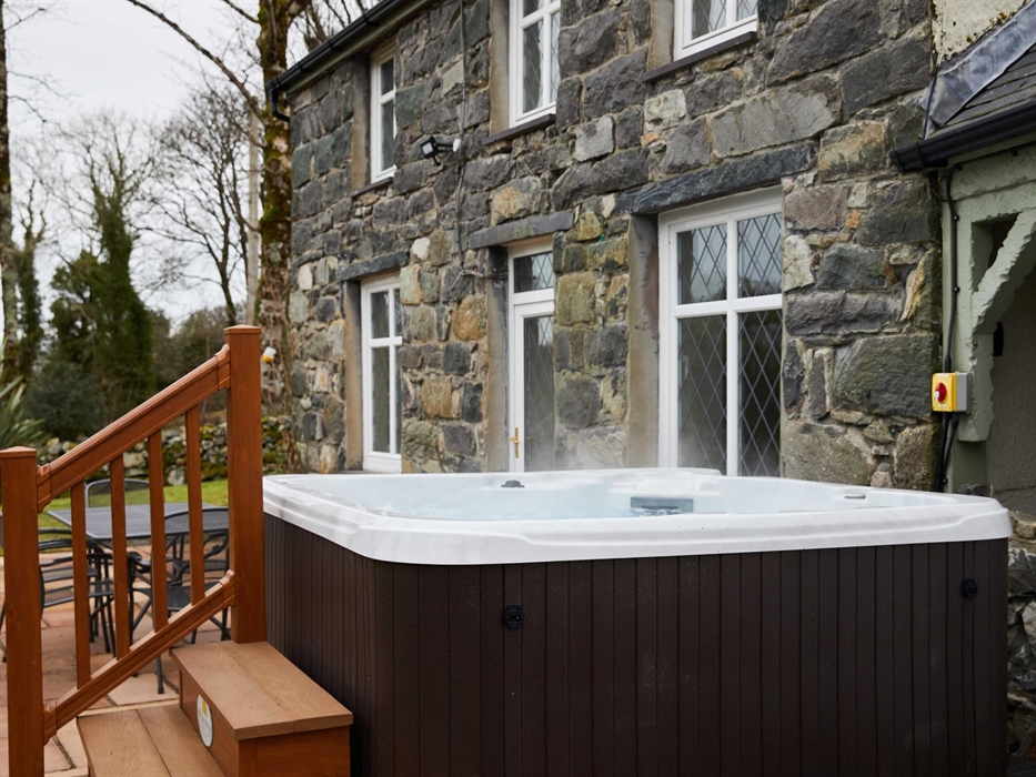 Cottage with hot tubs in North Wales