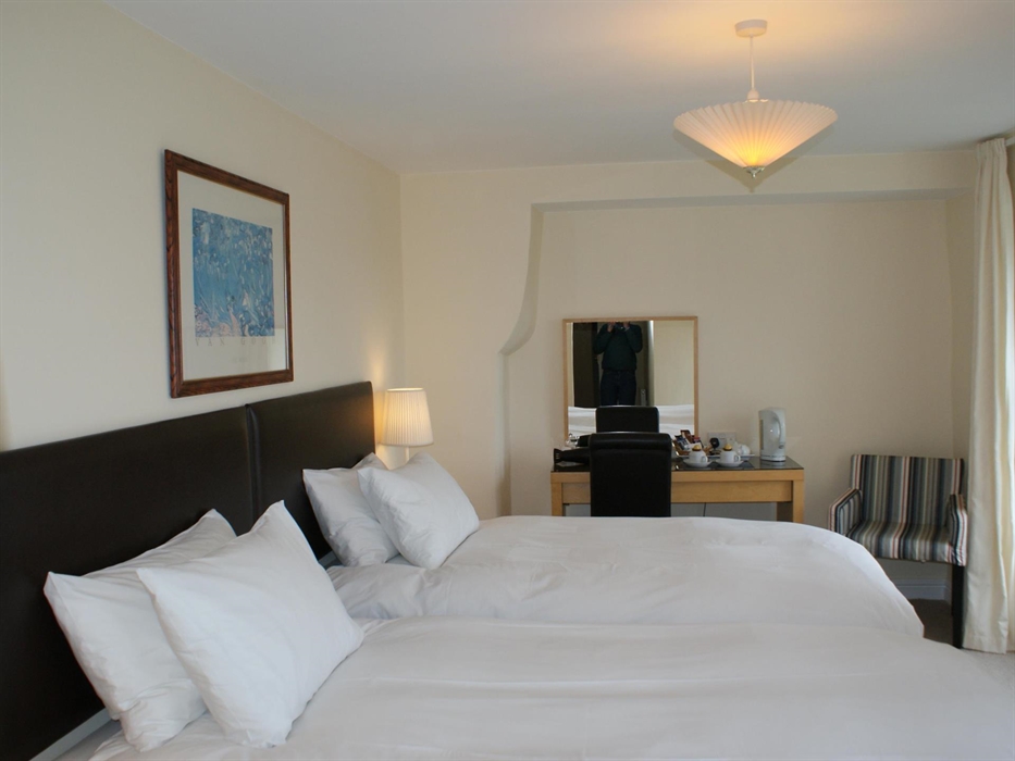 Twin room ensuite shower - sea facing - scenic view