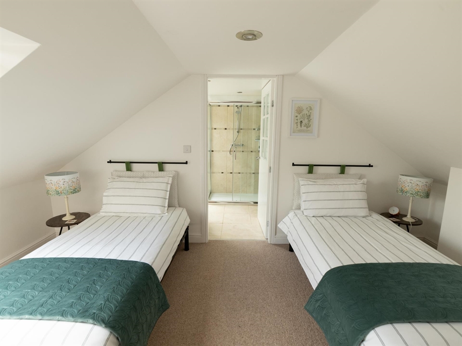 Twin bedroom through to en suite