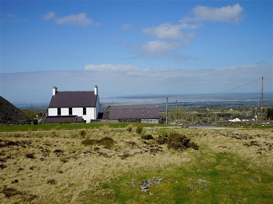 Bwthyn-Llys-Twrog--twin-exterior-rear-16