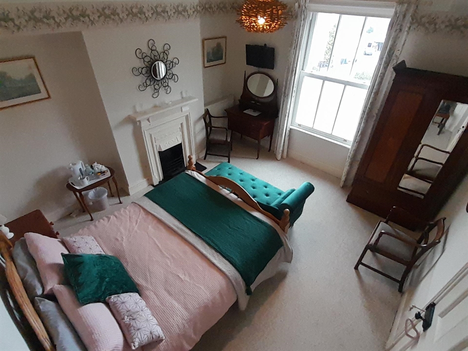 King size bed with Ensuite bathroom includes bath and shower