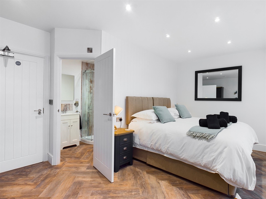 Room 3 - Room & Ensuite Shower Room