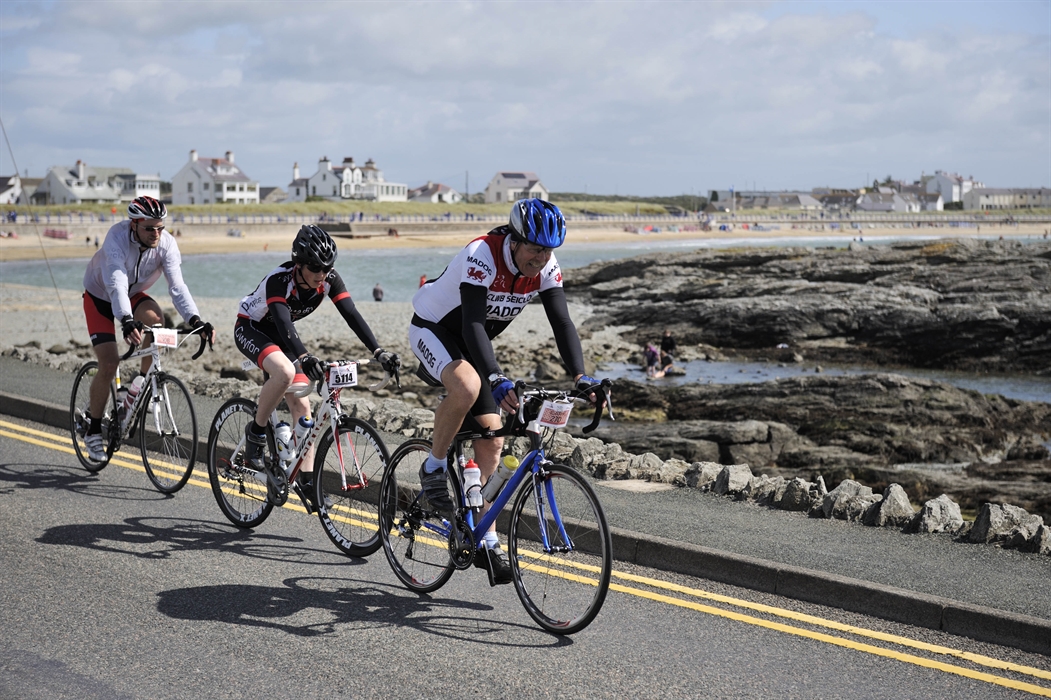 Tour de Môn riders in Trearddur Bay