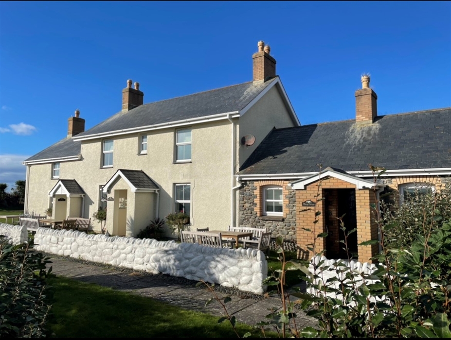 Granary Lounge, Wood burning fire.  Sleeps up to 10 persons. 3 Bathrooms, 2 En-Suite. Conservatory.