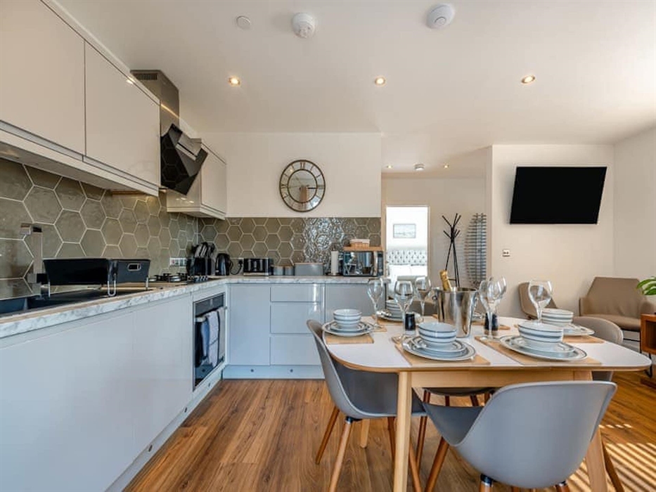 Kitchen & dining area